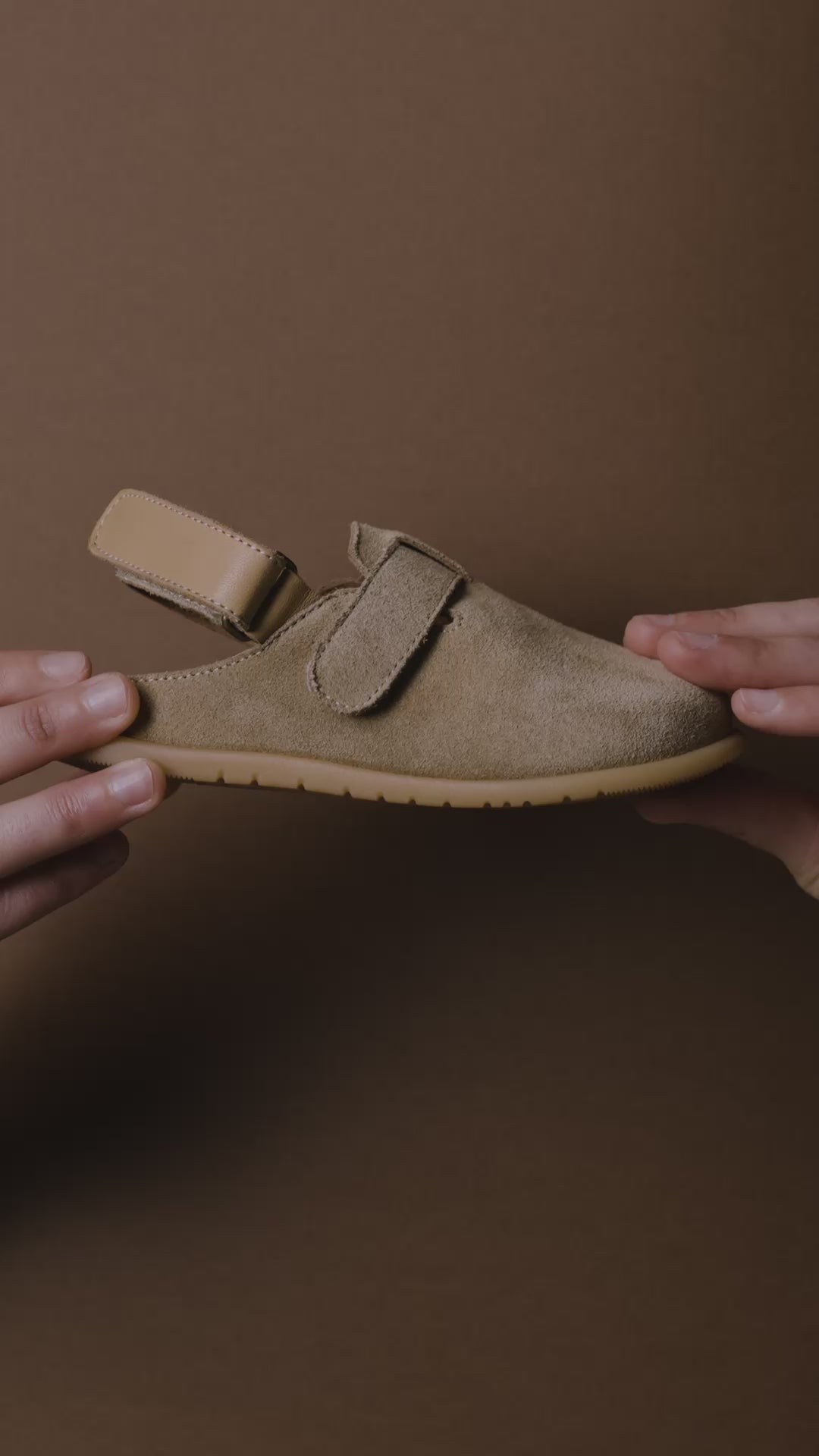Cargar vídeo: Brave - Barefoot Clog (Desert Beige)